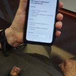 Na zdjęciu widzimy telefon z życzeniami wielkanocnymi.