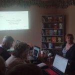 Na zdjęciu widzimy rozmawiających o zdrowiu psychicznym.