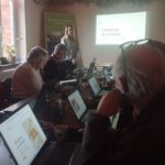 Na zdjęciu widzimy rozmawiających o zdrowiu psychicznym.