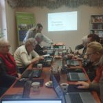 Na zdjęciu widzimy rozmawiających o zdrowiu psychicznym.