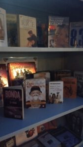 Na zdjęciu widzimy książki na półce.