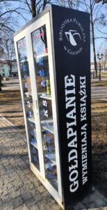 Szafa ustawiona bokiem widnieje napis Gołdapianie wymieniają książki.