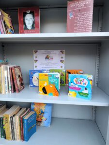 Pólka z książkami dla dzieci.