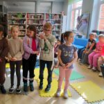 Sześcioro dzieci stoi przodem.