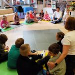 Uczestnicy spotkania siedzący w kółku.