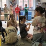 Dzieci występujące przed publicznością.