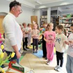 Dzieci składające podziękowanie mężczyźnie.