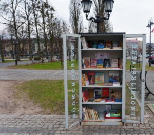 Otwarta szafa bookcrossingowa