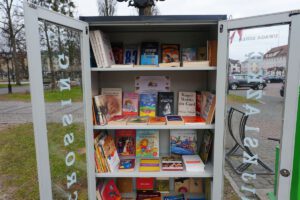 Półki z książkami w szafie bookcrossingowej