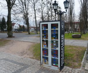 Zamknięta szafa bookcrossingowa na tle parku