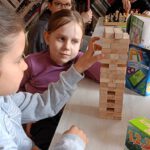 Na zdjęciu widoczne dzieci grające w grę.