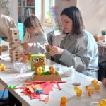 Zdjęcie przedstawia wszystkich uczestników spotkania siedzących przy stole.