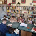 Dzieci czytają książki.