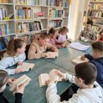 Dzieci czytają książki.