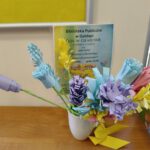 Wykonane kwiaty z papieru przez dzieci.