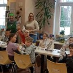 Fotografia przedstawia uczestników warsztatów i Panią Dyrektor oraz Panią Alinę wychowawcę klasy.