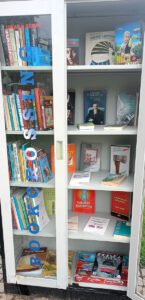 Na zdjęciu widoczna cała szafa bookcrossingowa.