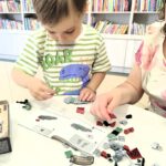 Chłopiec układa klocki lego