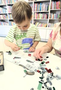 Chłopiec układa klocki lego