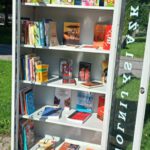Otwarta szafa w której są ustawione książki