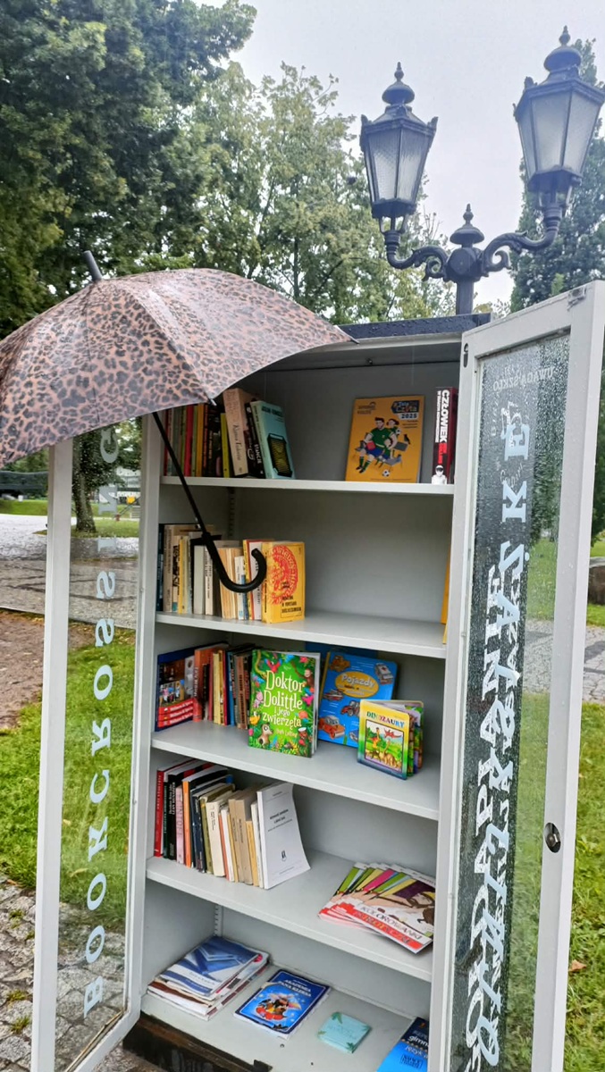 🌧️📚 Lipcowa pogoda nie rozpieszcza? Mamy na to sposób! ☔😊