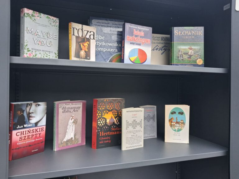 📚 PODAJ KSIĄŻKĘ DALEJ! 💚