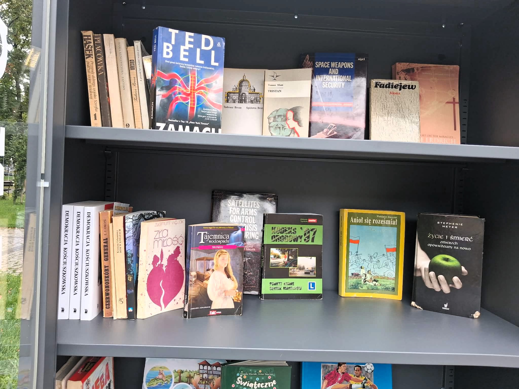 🌦️📚 Pogoda zmienna, ale dobra książka zawsze się sprawdzi!