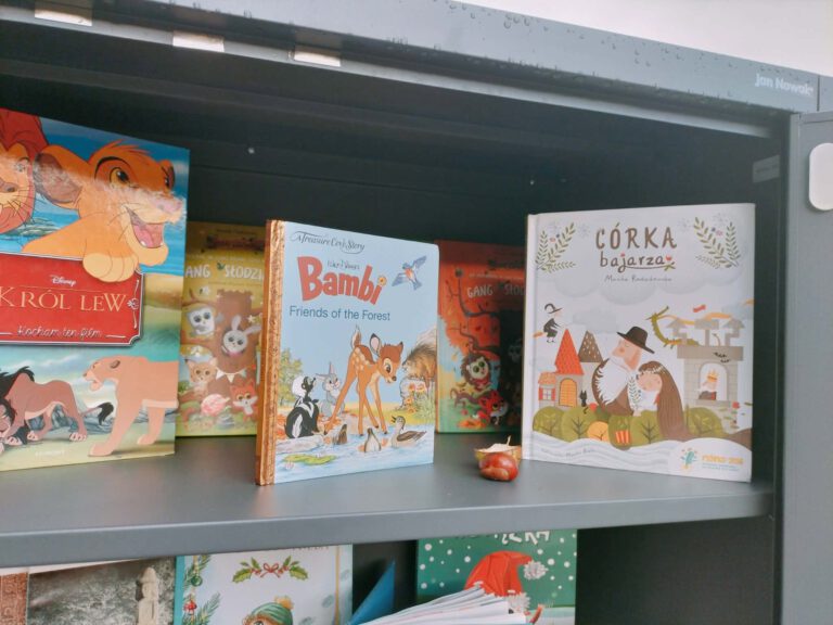 🍂📚 Zatrzymaj się na chwilę… może tej jesieni czeka tu książka właśnie dla Ciebie? ❤️