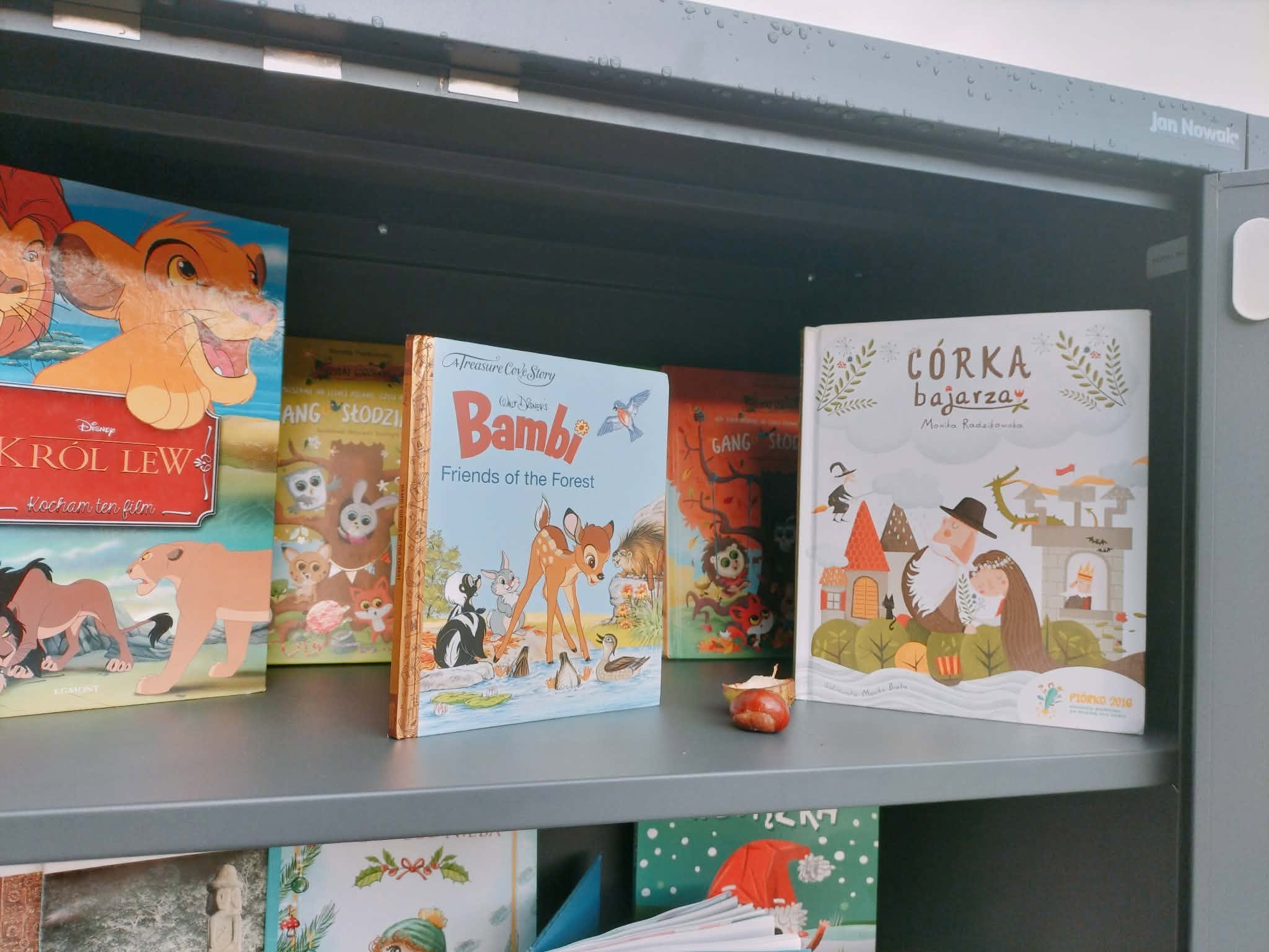 🍂📚 Zatrzymaj się na chwilę… może tej jesieni czeka tu książka właśnie dla Ciebie? ❤️