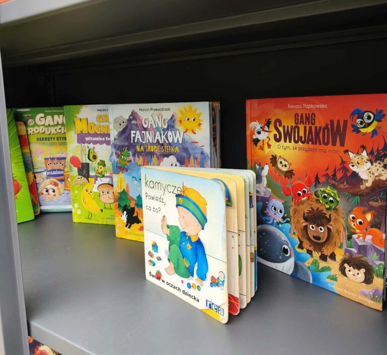 🍂📚 Czy w październikowe, jesienne dni jest coś przyjemniejszego niż chwila z dobrą książką? ☕