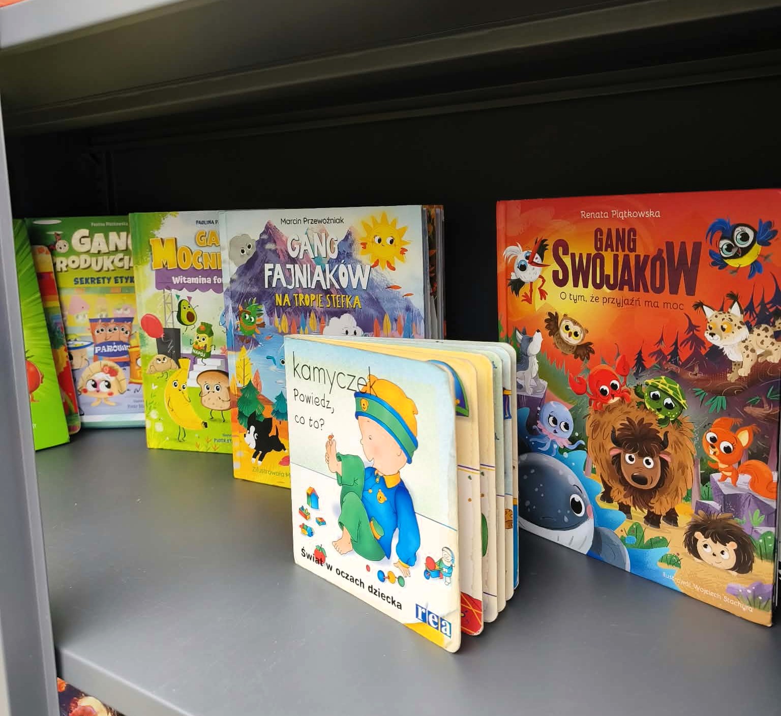 🍂📚 Czy w październikowe, jesienne dni jest coś przyjemniejszego niż chwila z dobrą książką? ☕